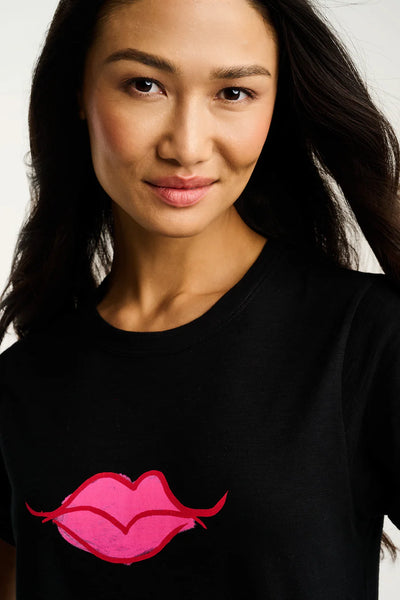 Kiss & Makeup Tee - Black
